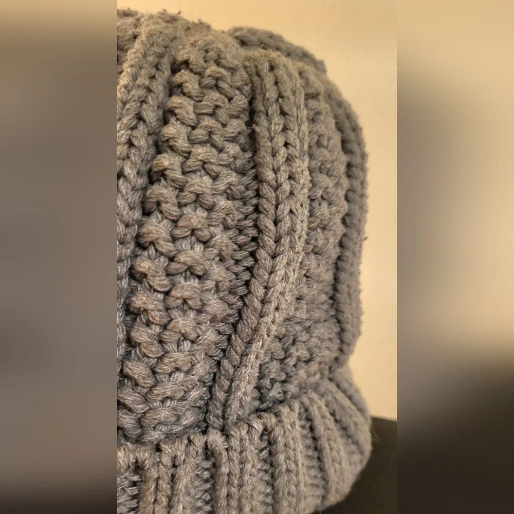Time and Tru‎ Gray Knit Puffy Beanie W/Warm Fleece Inrlterior (One Size)